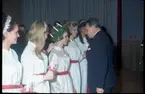Göran Eriksson kröner Vänersborgs Lucia i aulan, Huvudnässkolan. Bilder från aulan samt kortegen på stans gator.