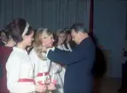 Göran Eriksson kröner Vänersborgs Lucia i aulan, Huvudnässkolan. Bilder från aulan samt kortegen på stans gator.