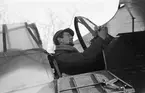En flygmekaniker tillhörande Svenska frivilligkåren i Finland, F 19, klargör flygplan Gloster Gladiator. Sittandes i flygplanet.