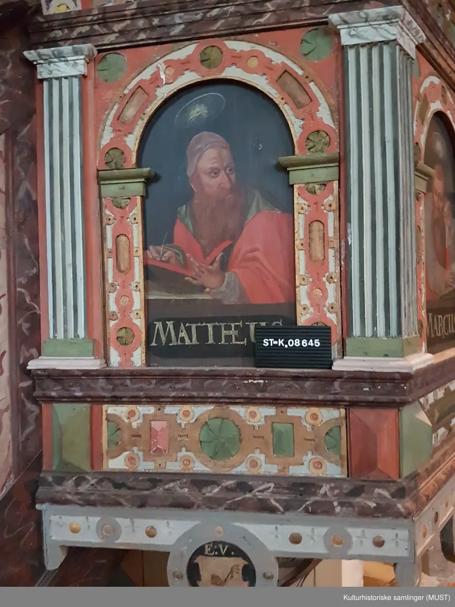 Bemalte felt med billedlige fremstillinger av disiplene (fra venstre) Matheus, Marcus, Lucas og Johannes.