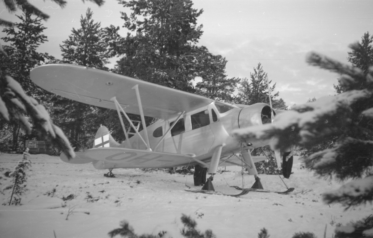 Flygplan Waco ZQC-6 uppställd i skog vid F 19, Svenska frivilligkåren i Finland.