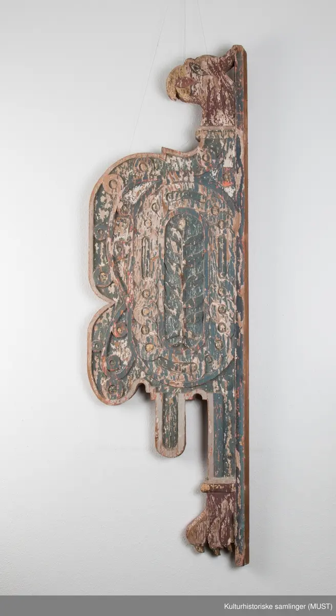 Del som tidligere kan ha tilhørt altertavlen i kirken på Utstein kloster? Venstre side. 
Dagens altertavlen har en tilsvarende lik figurutsmykning på hver side av tavlen. Figuren fremstiller en fugl (ørn?).

Altertavlen på Utstein er fra ca 1620 og er laget av Lauritz Christoffersen, best kjent som Lauritz Snekker, en håndverker sentral i Stavangerrenessansen. Han var elev av den kjente kunstneren Gottfried Hendtzschel, som også har malt altertavlen på Utstein kloster.