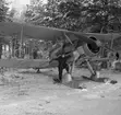 Flygförare vid flygplan Gloster Gladiator märkt gul I vid F 19, Svenska frivilligkåren i Finland.