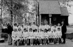 Konfirmandgrupp, Skaga kyrka, 16/7 1967. Konfirmandlärare: pastor Sven Hernqvist, Lund. Medhjälpare: Teol. Stud. Leif Dahlin, Uppsala och Teol. Stud. Ingela Ershammar. Deltagarlista finns i arkivet. Neg finns.