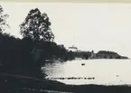 Karlsborg i början av 1900-talet.Parti från Vättern. Fästningen i bakgrunden.
