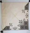 Geometriskt mönster med blomsterliknande motiv i kvadraterna i hörnen. Mellan kvadraterna blomsterdekorationer i stället för bård. Även majstångsspiran är rikt dekorerat med blomstermotiv. Fyra ornament