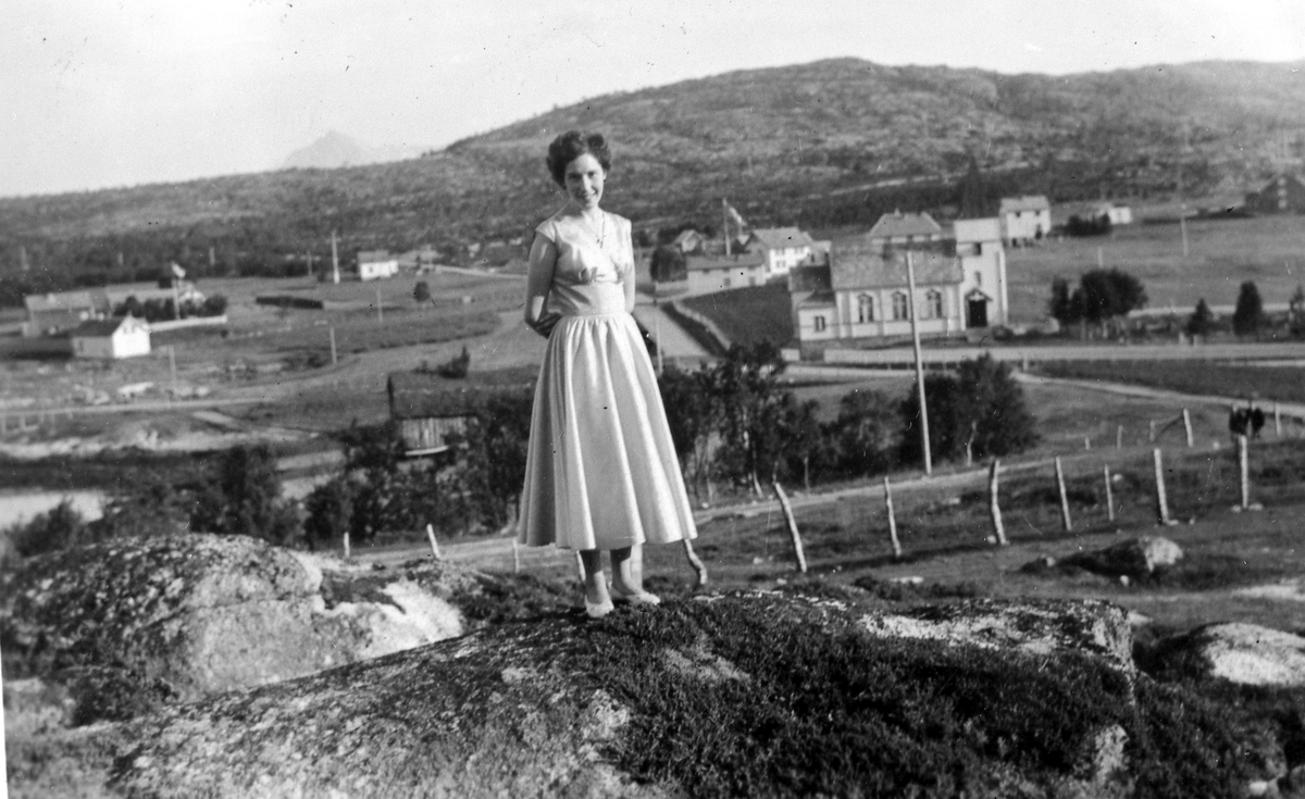 Jorunn Olsen, Frovåg. Stonglandet kirke i bakgrunnen. 1957