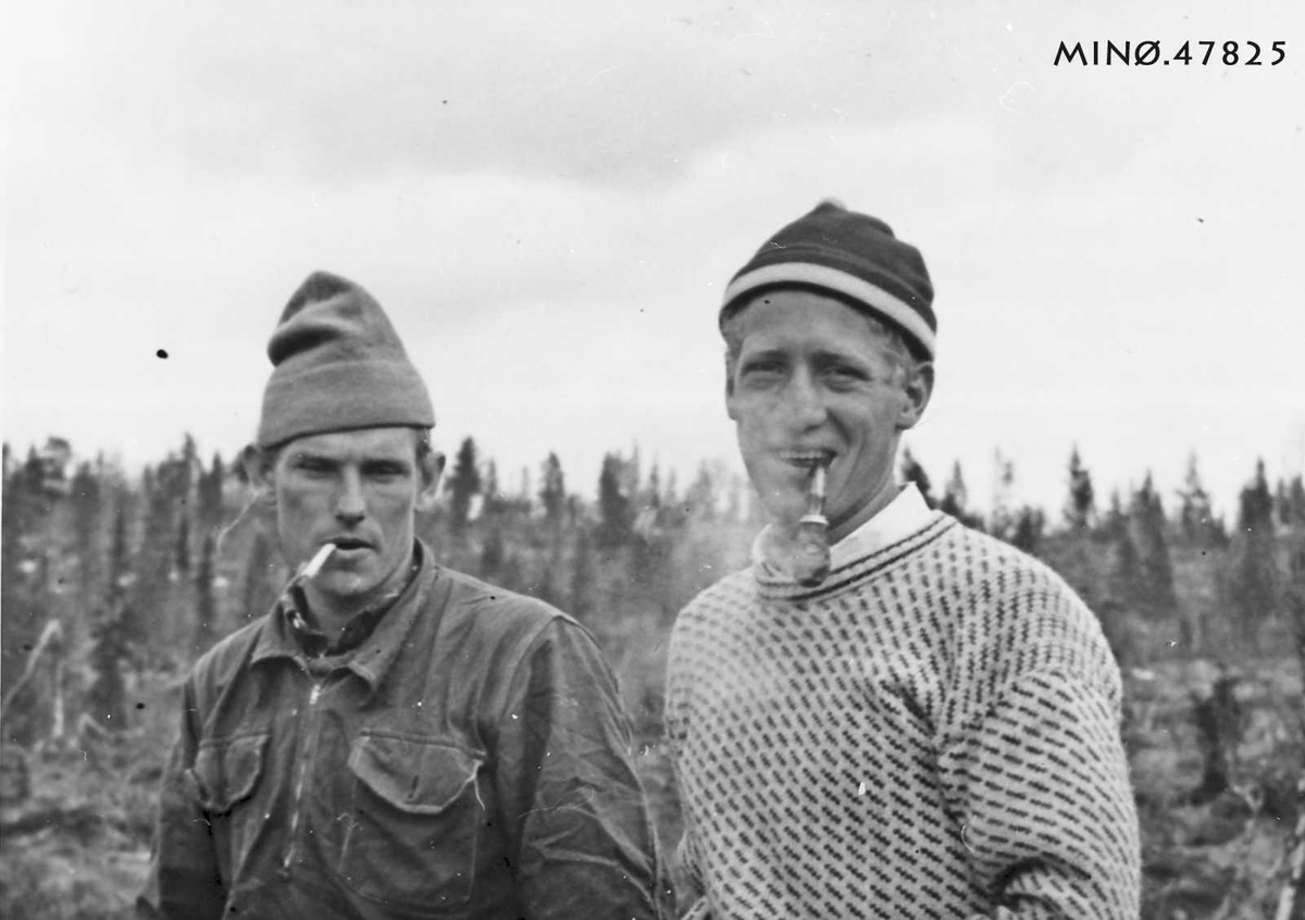 Skogplanting. Jon Trønnes og Arnfinn Østhagen tar seg en røyk. 