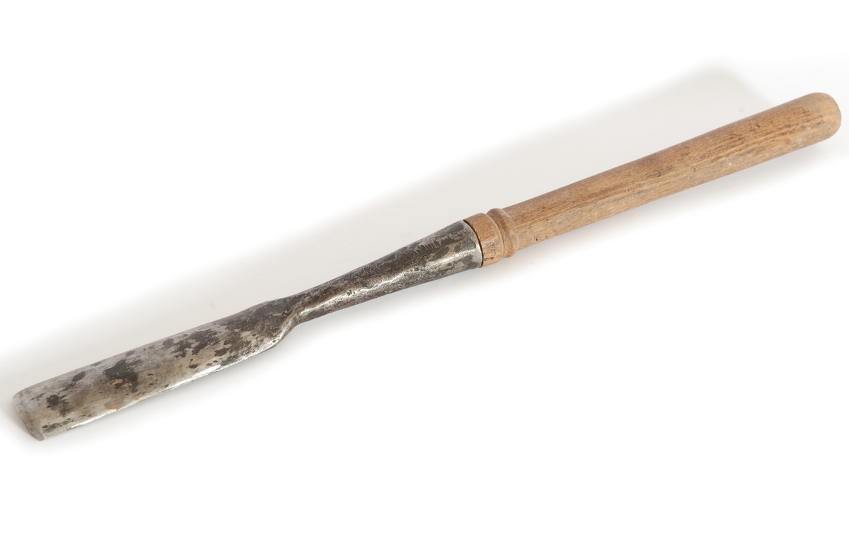 Skölp av järn. Smitt blad och träskaft.
Mått: 290 * 38 * 32 * 19 mm