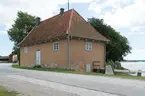 Fotodokumentation av Marinbasens byggnader. Corps de garde. Vaktbyggnad. Huset byggdes på 1730-talet.