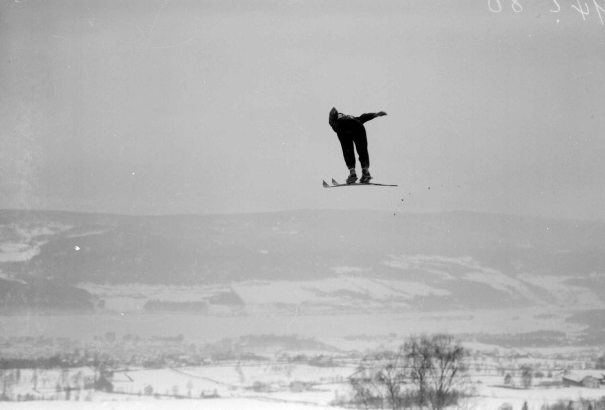 Lillehammerrennet 1933. Nr.34. Hoffsbakken i hopp.