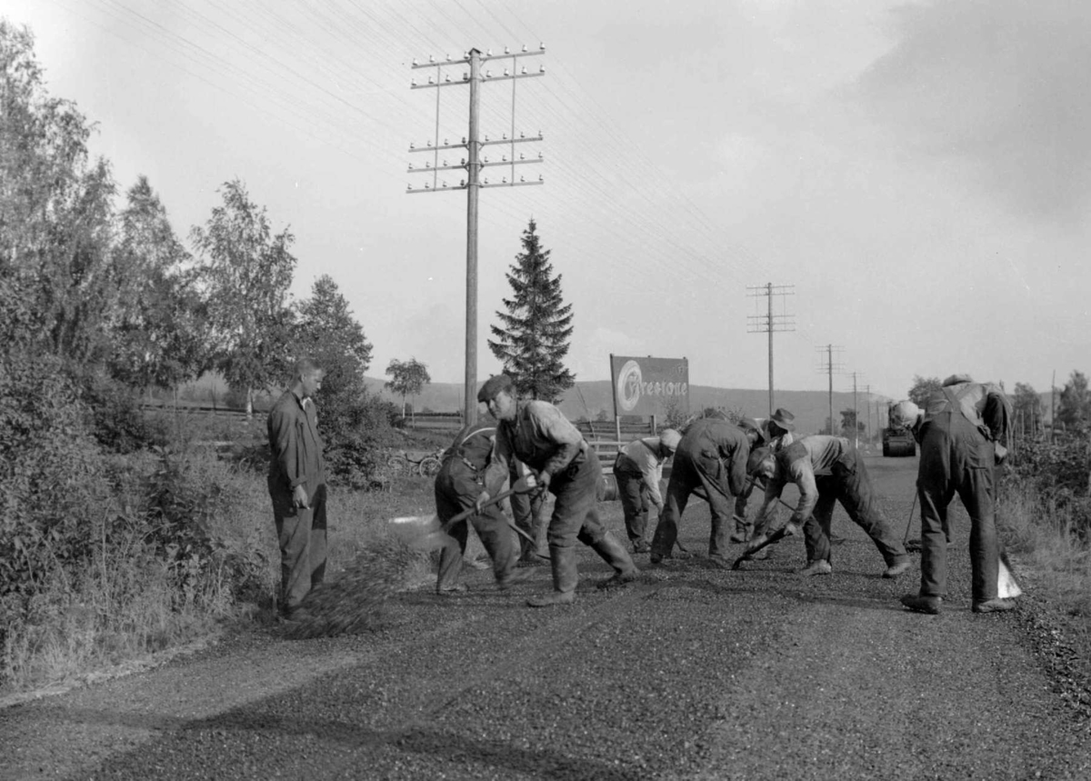 Makadamisering. Legging av asfalt v/Hesselberg`s, nord for byen.