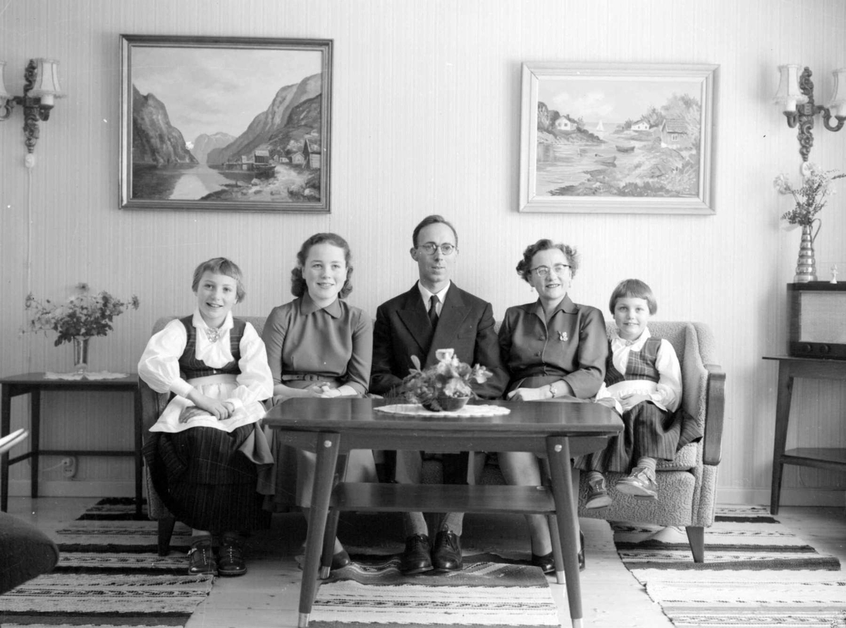 Konfirmasjon. Familiegruppe fra v.: Kari, Randi, Reidar, Bjørg, Birgit Kåring