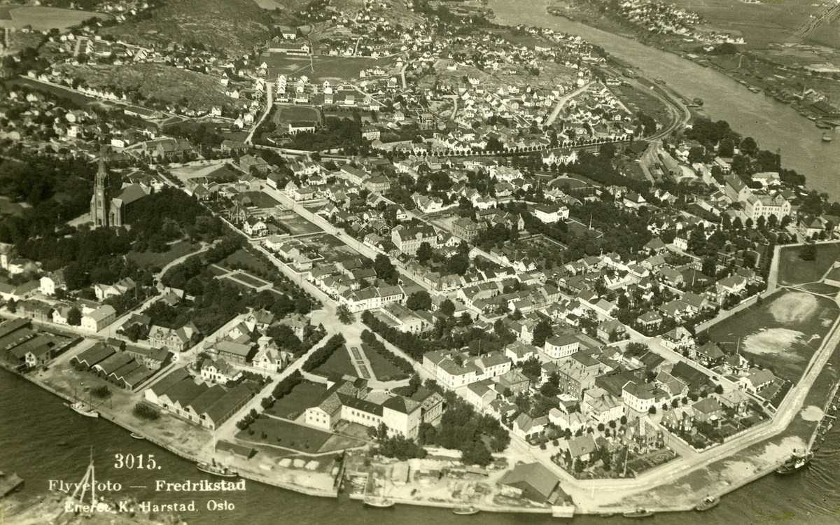 Fredrikstad. Vestsiden. Sentrum. Glomma. Vesterelva (nederst i bildet), Østerelva (øverst til høyre),- Cicicgnon (området mellom elvene), 
Salteriet (bygningen i midten, nederst i bildet), revet i 1938. Biblioteket (ferdig 1926),  Vestre Fredrikstad kirke (fra 1969: Fredrikstad domkirke). Evje/småbåthavn ved biblioteket. 


Postkort: Harstad.