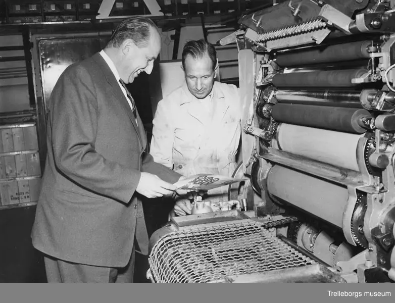 Direktör Hans Köhler och typograf Malte Karlsson på G-man:s tryckfärgfabrik.