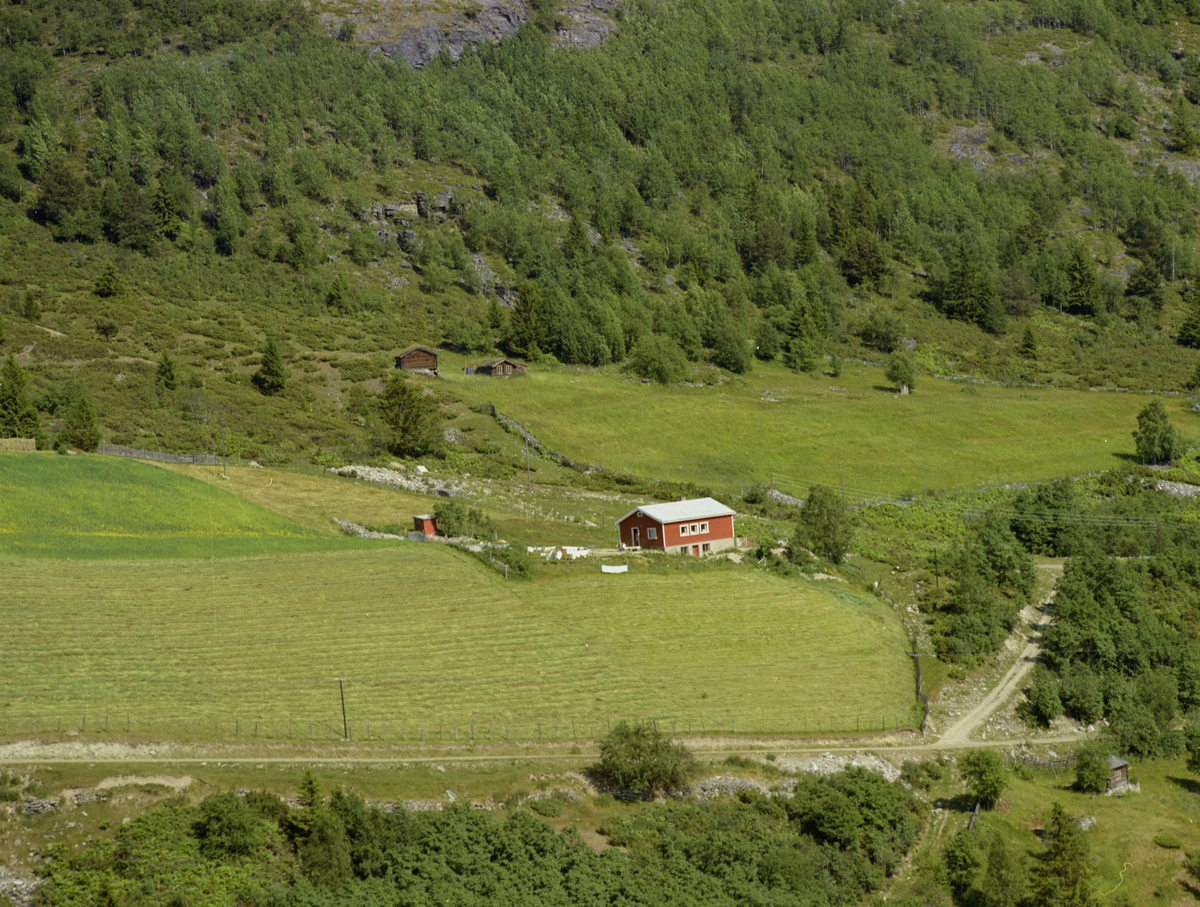 Sør-Fron, Midtre Øverbygda. Rød enebolig Røseth eller Røyse, og to små gamle bygninger med torvtak bak.