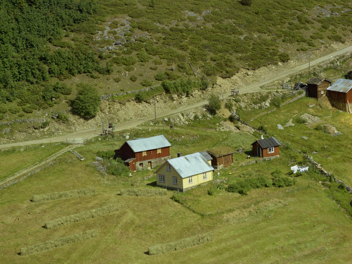 Sør-Fron, Hundorp, Midtre Øverbygda. Kvikstadhagen (Kvigstadhågån) Søre, det neste bruket etter Bjørkehågån. Bygdeveger med store, nye skjæringer i bakgrunnen. Melkerampe og klesstativ.