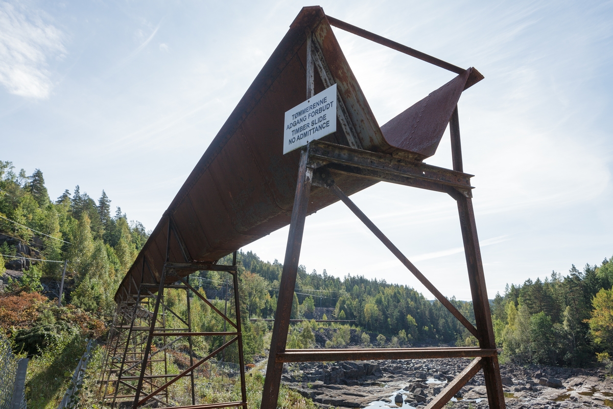 Tømmerrenna, Haugsjå dam. Tømmerrenna med skilt som informerar om at det er adgang forbode i tømmerrenna. Den er 2300 meter lang og går frå Haugsjådammen og forbi Bøylefoss kraftstasjon. Sett mot S.