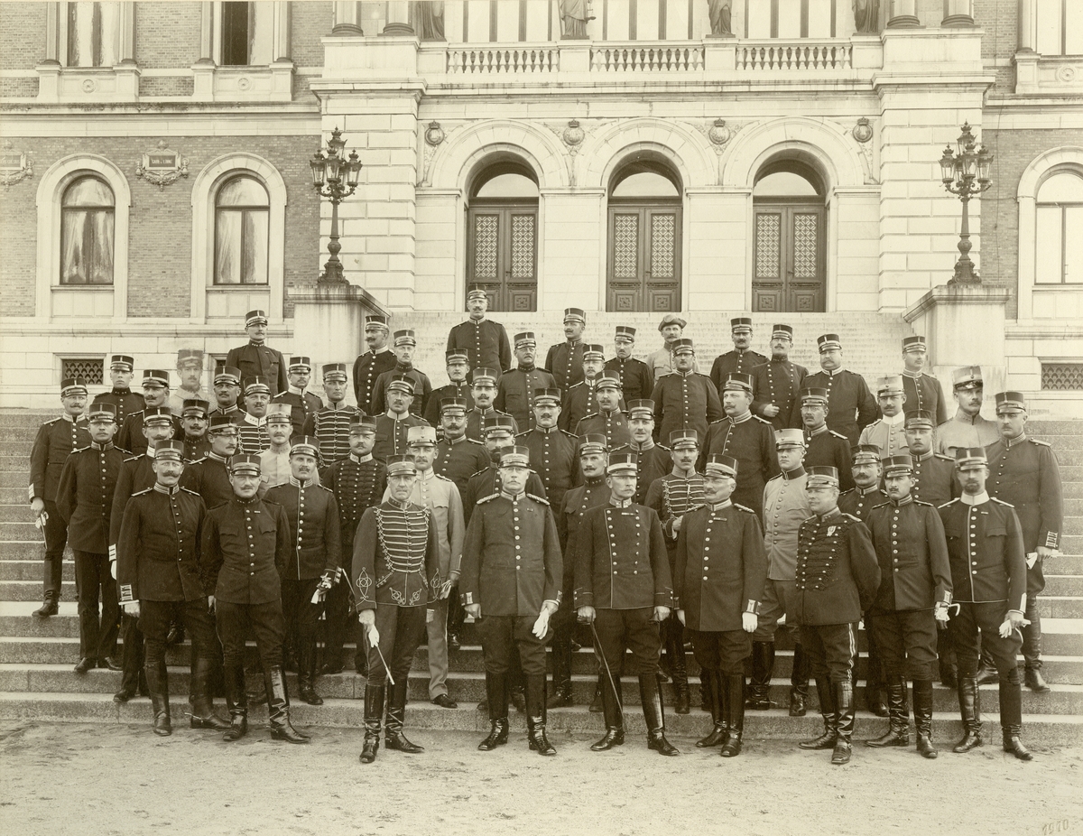 Grupporträtt av officerare vid majorskursen i Uppsala utanför universitetshusets entré 1910.
För namn, se bild nr. 2.