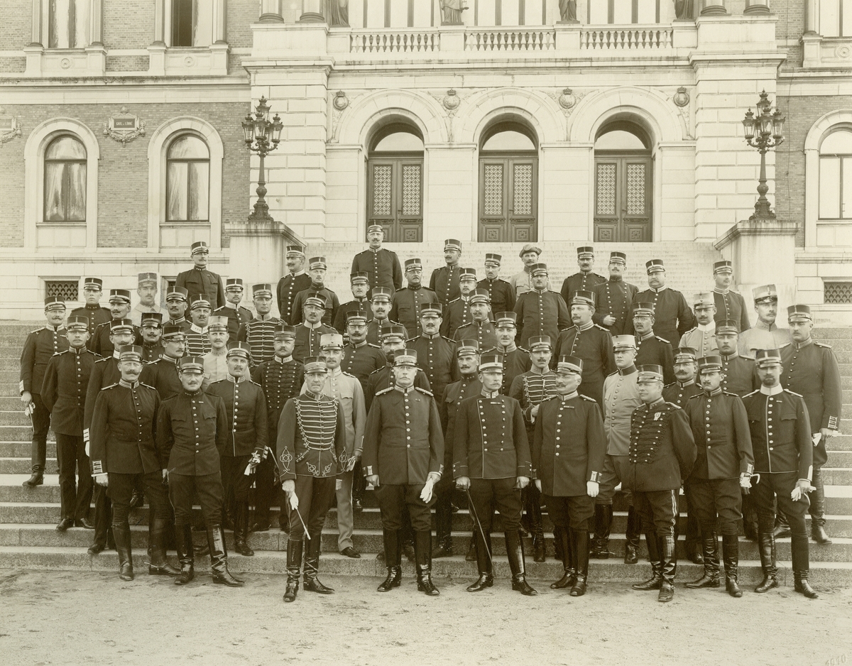 Grupporträtt av officerare vid majorskursen i Uppsala utanför universitetshusets entré 1910.