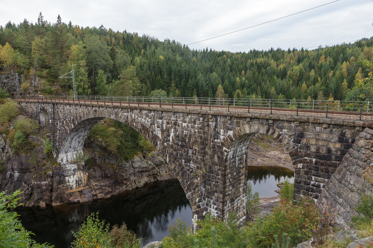 Bøylefoss bru. Bøylefoss bru er ei steinhvelvbru som går over Nidevla (AustAgder) rett ovanfor Bøylefoss kraftstasjon. På austsida av brua låg Bøylefoss jernbanestasjon som var stoppestad på Arendalsbana, bygget står der fortsatt men stoppestaden vart lagt ned i 1997. Den opna i 1911 og var betjent fram til 1966. Sett mot SV.