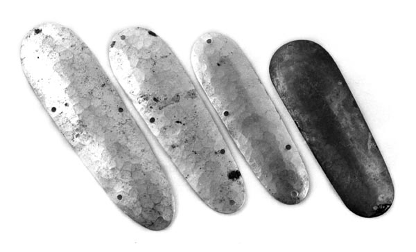 Slukskje uten krok. Totalt 4 stk. 
Laget av giverens bestefar, gullsmed Kolbjørn Berger Christiansen, kjent Mjøsfisker. 
(Gullsmed 1880-1948). 
