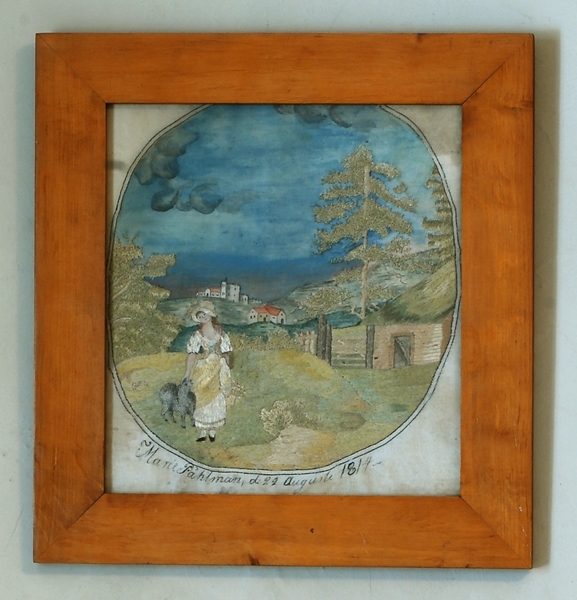 Tavla, av vitt siden, broderi i olika gröna, blåa, gula och röda färger. 
Landskap med flicka i förgrunden. Signerad Marie Påhlman d 22 augusti 1814. Monterad inom glas och träram.
Inskription bakpå ramen: Tillhör Westergöthlands fornminnes förening.