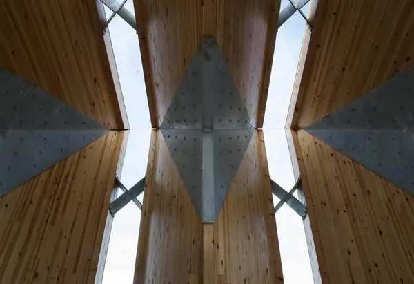 Spennende detalj der limtre, glass og stål møtes i et av Fehns vernebygg på Domkirkeodden.