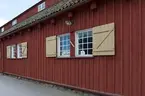 Fotodokumentation av byggnader på Lindholmen i Karlskrona. Repslagarebanan, byggdes under 1692-1693, andra uppgifter anger 1696 som tillblivelseår. Det första banhuvudet tillkom senare, år 1697.