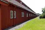 Fotodokumentation av byggnader på Lindholmen i Karlskrona. Repslagarebanan, byggdes under 1692-1693, andra uppgifter anger 1696 som tillblivelseår. Det första banhuvudet tillkom senare, år 1697.