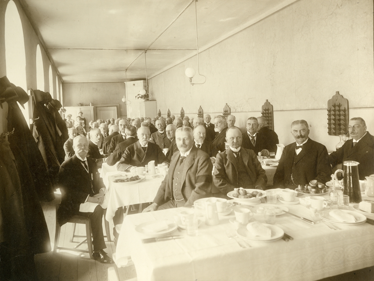 "Gamla kadetter" samlade på Karlberg den 13 maj 1915.