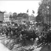 Foton från realexamen i Karlsborg, 1964. Anhöriga väntar på skolgården. Endast neg finns.