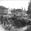 Foton från realexamen i Karlsborg, 1964. Anhöriga väntar på skolgården. Endast neg finns.