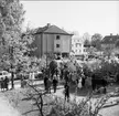 Foton från realexamen i Karlsborg, 1964. Anhöriga väntar på skolgården. Endast neg finns.