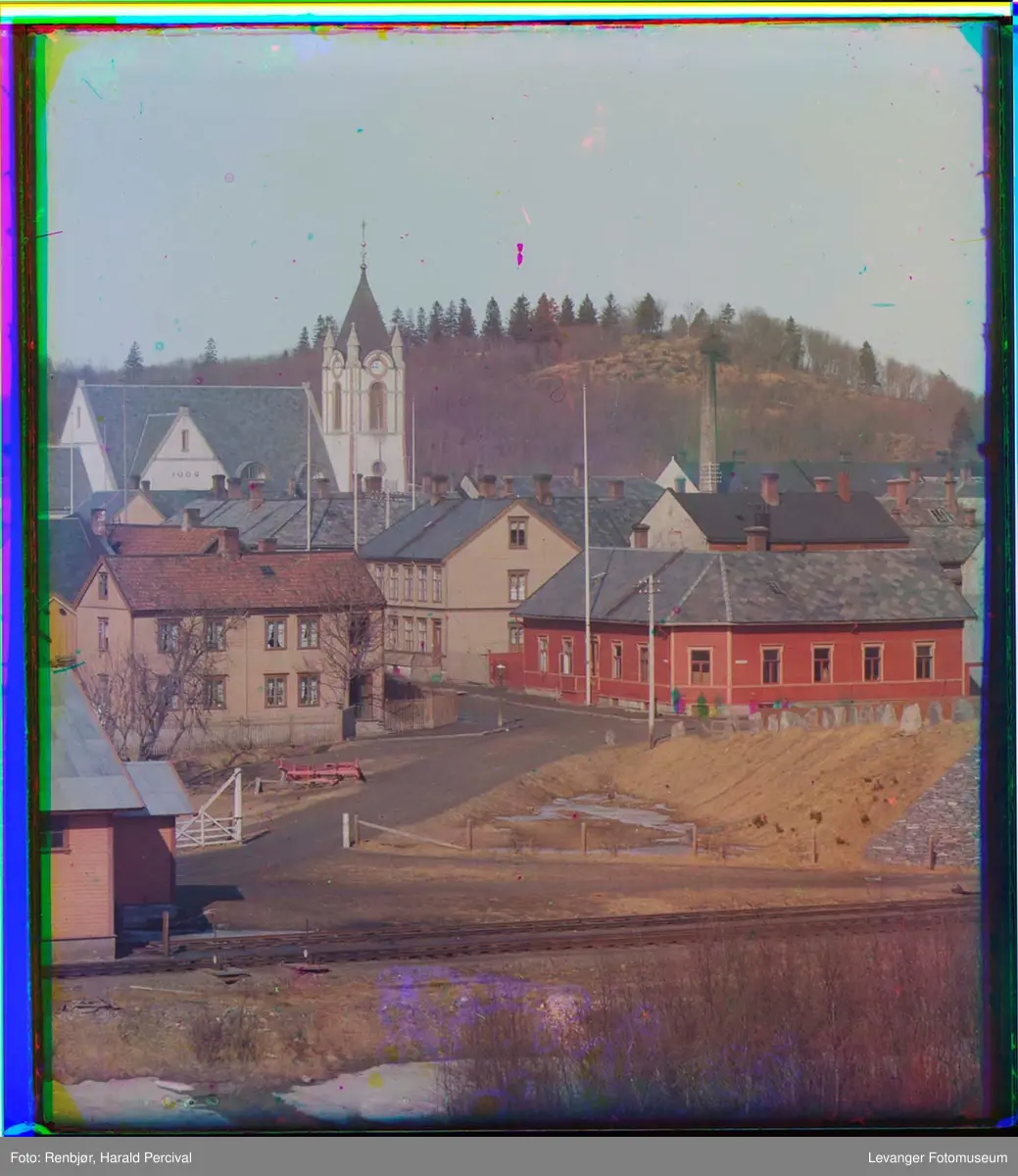 Motiv fra trehusbyen og kirka i Levanger.
