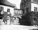 Skioptikonbild med motiv av brygga mellan två hus i Deutschhof, Heibronn.
Bilden har förvarats i kartong märkt: Resan 1908. Heilbronn 7. XXII.