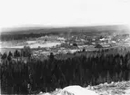 Horndals järnbruk, 1904.
Till vänster Martin- och valsverk i en byggnad. Till höger hyttan och kolhuset. Till vänster om hyttan smältsmedjan.