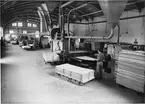 Interiör från Ljusne- Woxna Aktiebolags Plywoodfabrik, 1947.
Putsning och sortering av plywood.