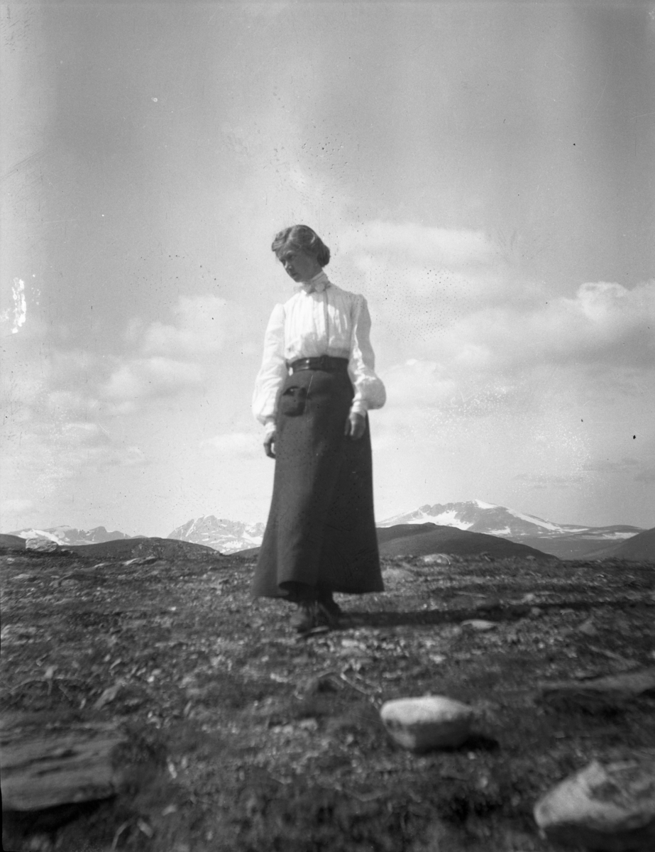 Rikard Berges fotoarkiv. Portretter, gruppebilder, landskap, fjellturer.