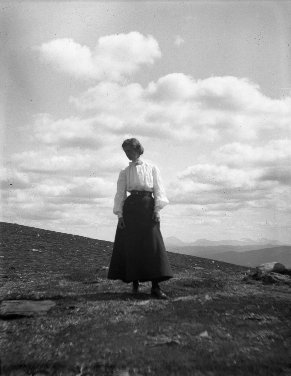 Rikard Berges fotoarkiv. Portretter, gruppebilder, landskap, fjellturer.