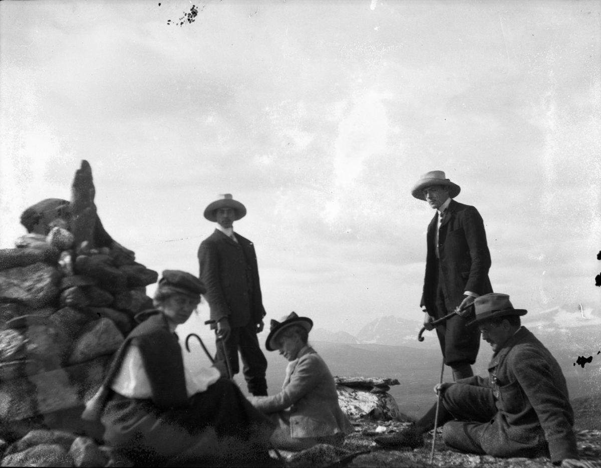Rikard Berges fotoarkiv. Portretter, gruppebilder, landskap, fjellturer.