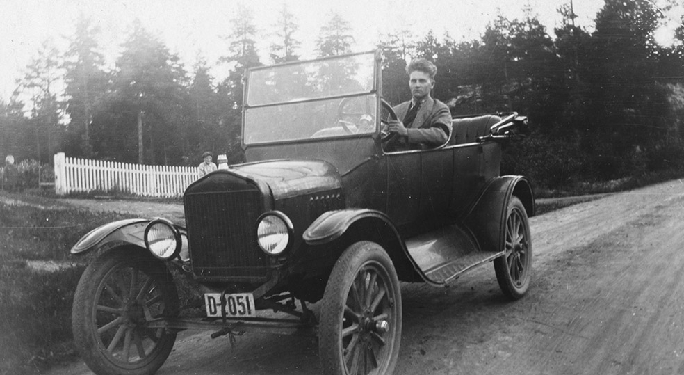 Ford, personbil D-2051, sjåfør Rudolf Larsen, Ådalsbruk, Løten.
