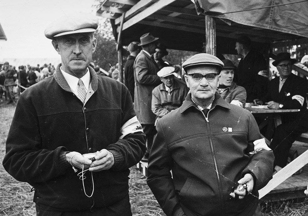 Europamesterskapet i orientering, Løten, Funksjonærer, tidtakere. F.v. ukjent, Rudolf Larsen.
