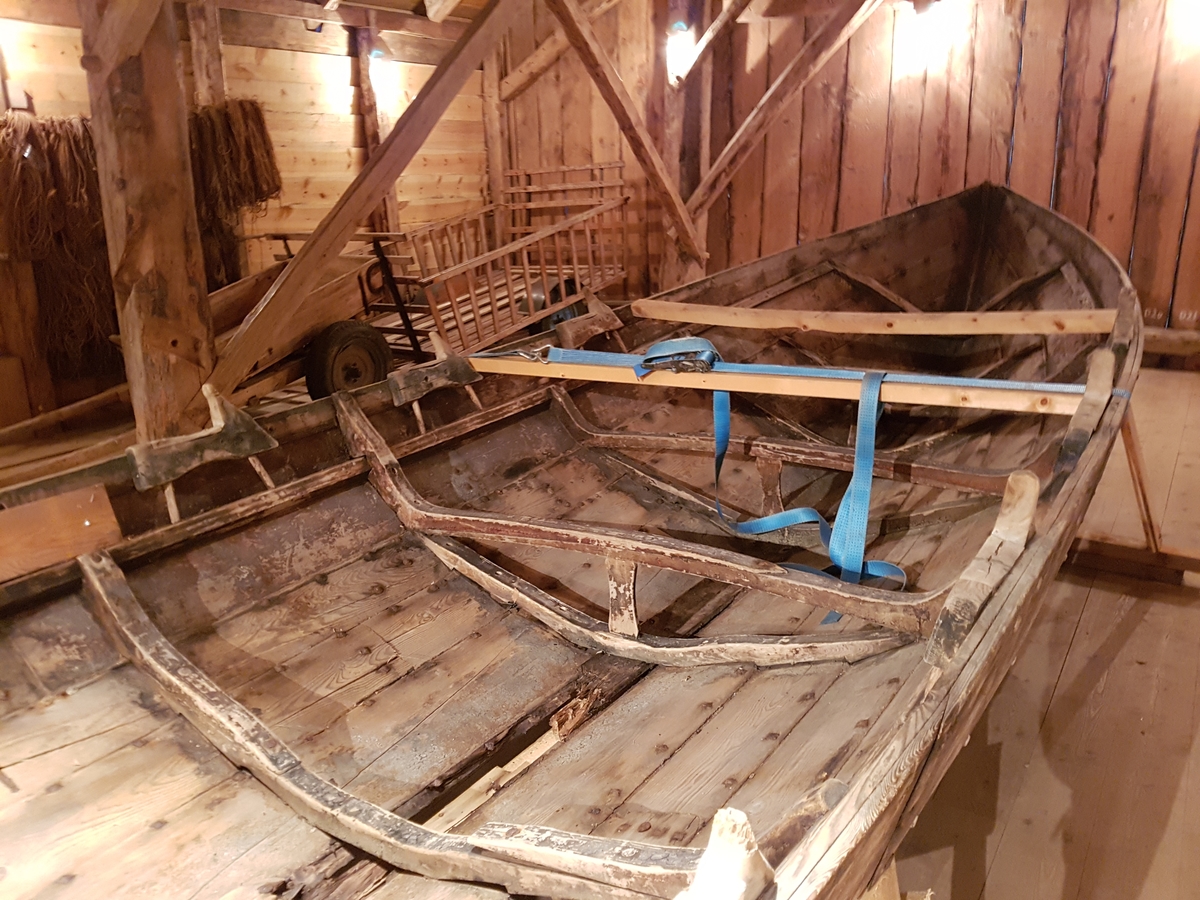 Femkeiping. Nordfjordbåt. Klinkbygd. Kyrkjebåt. For årer og segl. Ror.

Fem bord inkludert ripebordet, som er øvste bordet.  Æsing festa med trenagler. Band i hovudsak festa med trenaglar. Fem keipar på kvar side. Keipane er festa på innsida av ripebordet (øvste bordet) og ned på æsinga (langsgåande list) med trenaglar kalla keipsneller. Ripebordet smalnar sterkt av mot kvar stamn. Det er rissa inn doble, parallelle streker som pynt på band og æsing. Mellom keip og ripebord, øvst mot ripekanten, er det lagt inn ei list (ripefôring) kalla langisane eller langvisane. Styrefjøl fest på med jarnhengsler bak.