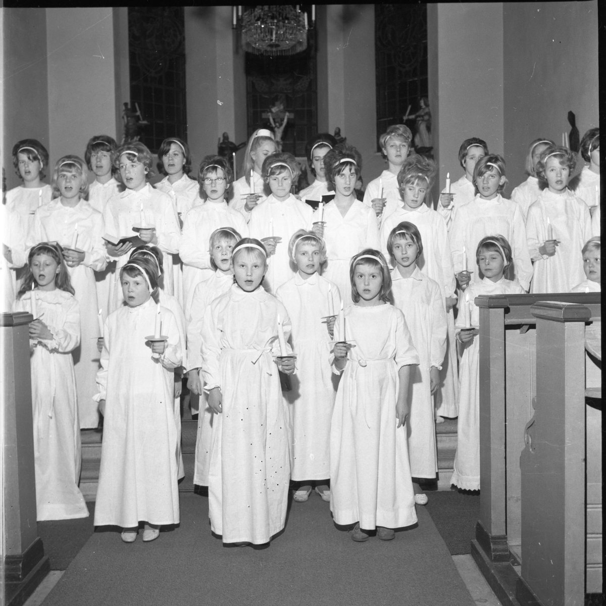 Ljuståget i Gränna kyrka 1963. Tredje raden fr vänster: Gudrun Hedlund, Britt-Marie Karlsson, Ulla-Birgitta Gustafsson, okänd, Elisabet Lilja, Annica Pettersson, Solveig Granbom samt Lilian Benjaminsson. Sista raden fr vänster: Birgitta Haag, Ann-Beth Petri, Birgitta Johansson, Marita Wallmo, Li Campbell, Iris Gustafsson, i övrigt okända.