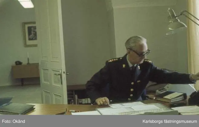 I f v stab 1970, lokaliserad till proviantmagasinet (by 507), 1 tr upp södra långsidan. Centraldetalj mitt i med expedition och chefsrum åt väster samt förnödenhetsredovisning och förrådsdetalj åt öster. Stf c förrådsdet fv John Albin Ellmin.