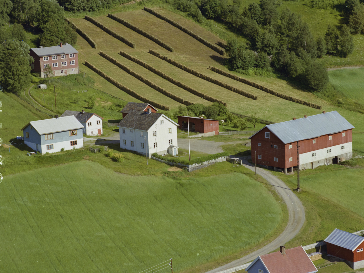 Øyer, Tretten østside. Solberg Gård, eier Johan Solberg. Stor, rød ...