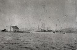 Den tyske keiser Wilhelms private yacht Hohenzollern ankret opp ved Jennestad handelssted i Sortland. Bildet er sendt fra en mann ved navn Erikshøi til handelsmann Ødbert Johanssen på Jennestad, datert 13. mars 1910. Noe usikkert om dette virkelig er Hohenzollern. Kanskje den svenske lystyachten Nadeschda?

Kommentar fra henni-s:
Dette er høyst sannsynlig L/Y Nadeschda eid av den svenske Operasanger Carl Julius Hagman, som da var eier av Nesøya Brug, og samme skip Wilse fotograferte i Nesbukta i 1908, hvor den lå i opplag utenfor Nesøya. (Hans Danielsen fra Landøya  var skipper på lystyachten når han holdt til på Nesøya.) 
Mer om båteier:
http://www.hallandsposten.se/familj/vår-historiska-stad/från-fattigdom-till-ett-liv-med-nadeschda-1.287233