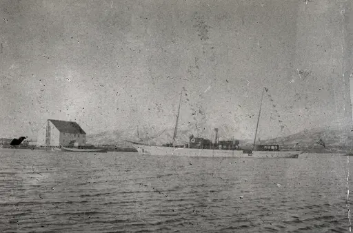Den tyske keiser Wilhelms private yacht Hohenzollern ankret opp ved Jennestad handelssted i Sortland. Bildet er sendt fra en mann ved navn Erikshøi til handelsmann Ødbert Johanssen på Jennestad, datert 13. mars 1910. Noe usikkert om dette virkelig er Hohenzollern. Kanskje den svenske lystyachten Nadeschda?

Kommentar fra henni-s:
Dette er høyst sannsynlig L/Y Nadeschda eid av den svenske Operasanger Carl Julius Hagman, som da var eier av Nesøya Brug, og samme skip Wilse fotograferte i Nesbukta i 1908, hvor den lå i opplag utenfor Nesøya. (Hans Danielsen fra Landøya  var skipper på lystyachten når han holdt til på Nesøya.) 
Mer om båteier:
http://www.hallandsposten.se/familj/vår-historiska-stad/från-fattigdom-till-ett-liv-med-nadeschda-1.287233