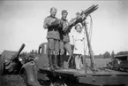 Personal vid A 9. Dubbelvksp m/36 med servis vol Fridlund och konst Stenström på Linköpings övningsfält 1937. Framför kspbilen en 7,5 cm lv kanon m/30 i körläge. Fotot är en gåva av Tage Södergren.